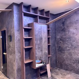 Regał w spa z orzecha amerykańskiego