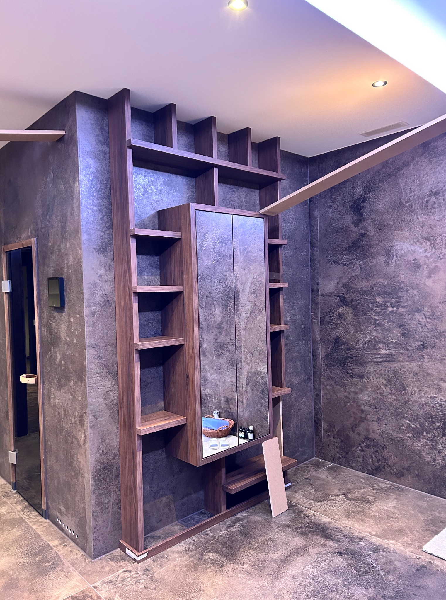 Regał w spa z orzecha amerykańskiego