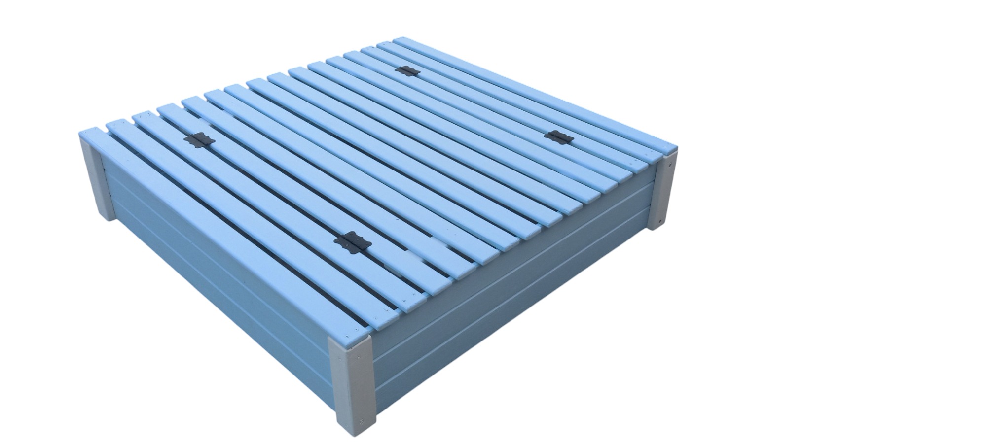 Błękitna, drewniana skrzynia z listew zamykana na zawiasy, widok z góry i boku, na białym tle. Prezentacja produktu.