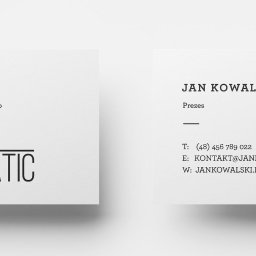 MAKX Projektowanie Graficzne - Dwie wizytówki firmy Renovatic leżące na białym tle. Minimalistyczny design z logo przedstawiającym schematyczny budynek i danymi kontaktowymi Jana Kowalskiego.