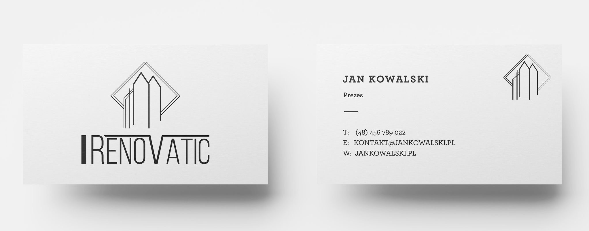 Dwie wizytówki firmy Renovatic leżące na białym tle. Minimalistyczny design z logo przedstawiającym schematyczny budynek i danymi kontaktowymi Jana Kowalskiego.