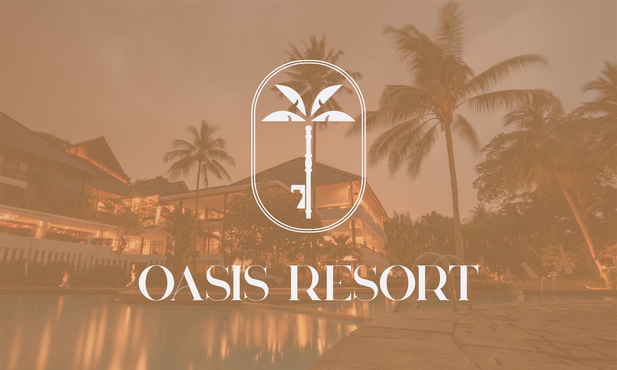 Grafika z logo Oasis Resort na tle budynku resortu, palm i basenu o zmierzchu. Ciepła, stonowana kolorystyka. Stylizowane logo z palmą w owalnej ramie.