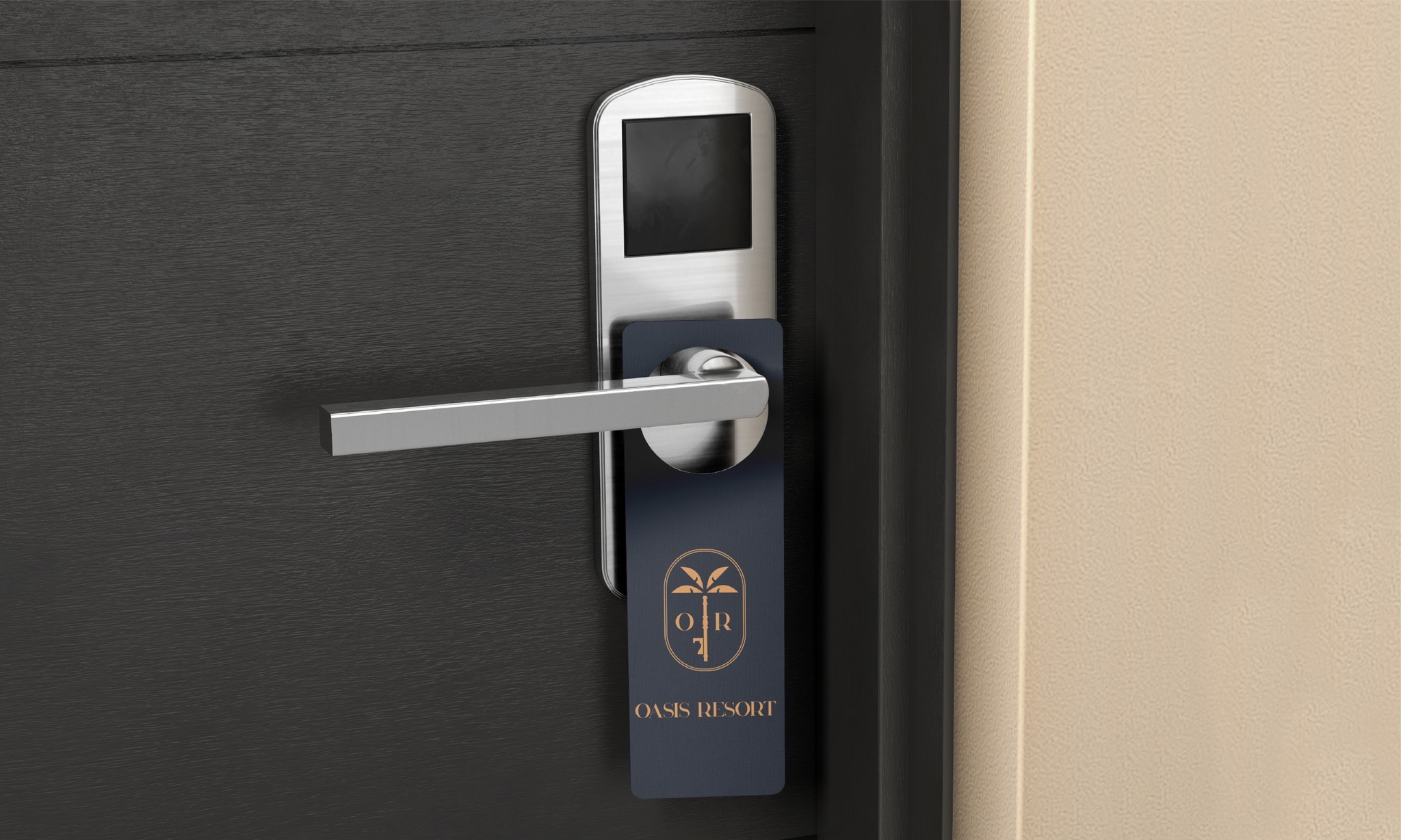 Hotelowa zawieszka na klamce z logo 'Oasis Resort' w kolorze złotym na granatowym tle. Drzwi z ciemnego drewna z metalową klamką i zamkiem elektronicznym.