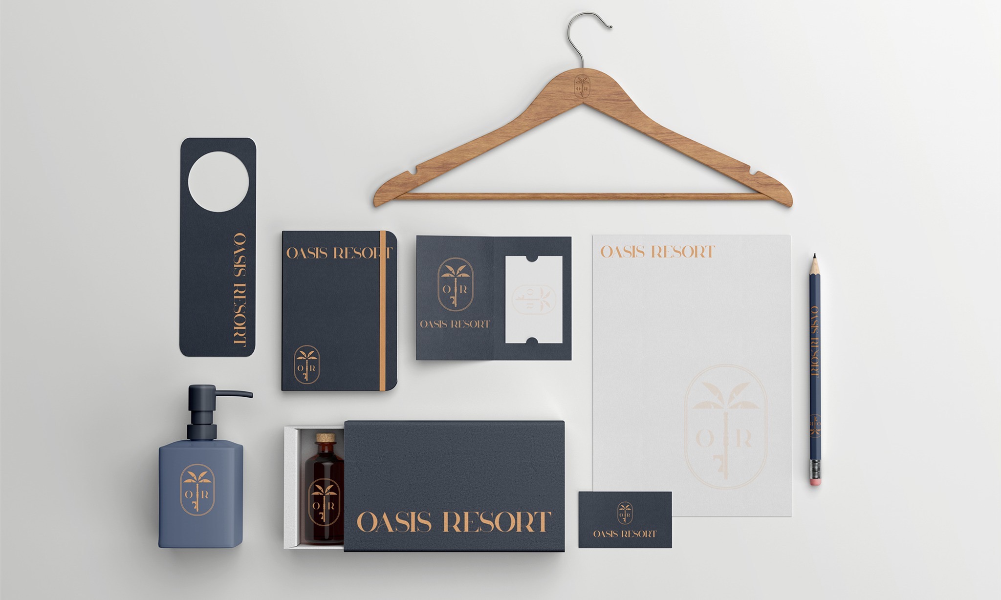 Komplet materiałów identyfikacji wizualnej dla Oasis Resort: wizytówka, papier firmowy, zawieszka na drzwi, kosmetyki i drewniany wieszak z logo w kolorach granatu i złota.