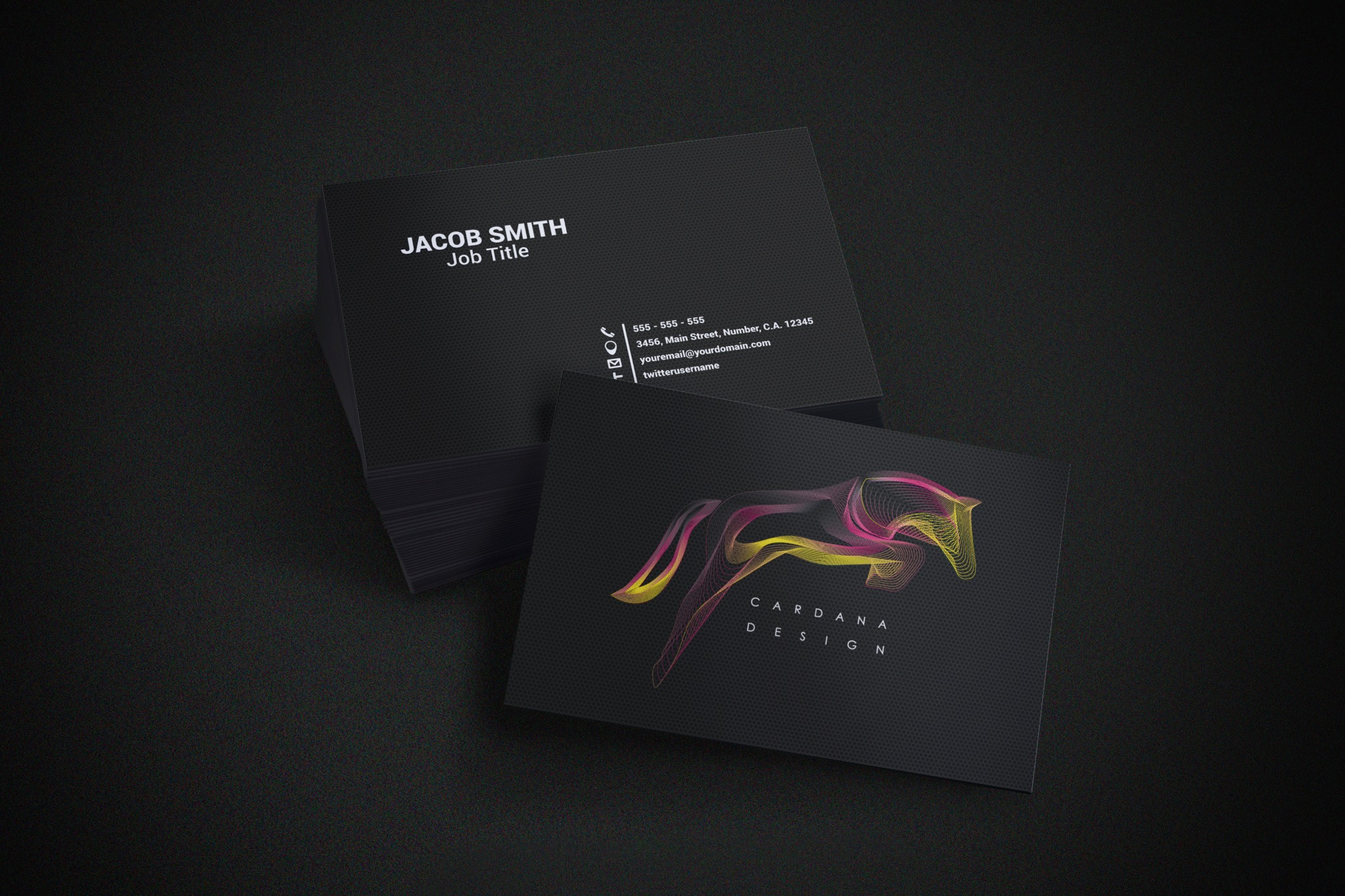 Stos czarnych wizytówek z danymi kontaktowymi i abstrakcyjną grafiką konia w odcieniach różu i żółci, leżących na teksturowanym, ciemnym tle.