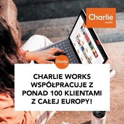 CHARLIE WORKS SPÓŁKA Z OGRANICZONĄ ODPOWIEDZIALNOŚCIĄ - Kobieta pracuje na laptopie na schodach, prezentując ofertę Charlie Works. Widoczny ekran z portfolio i logo firmy. Tekst informuje o współpracy z ponad 100 klientami.