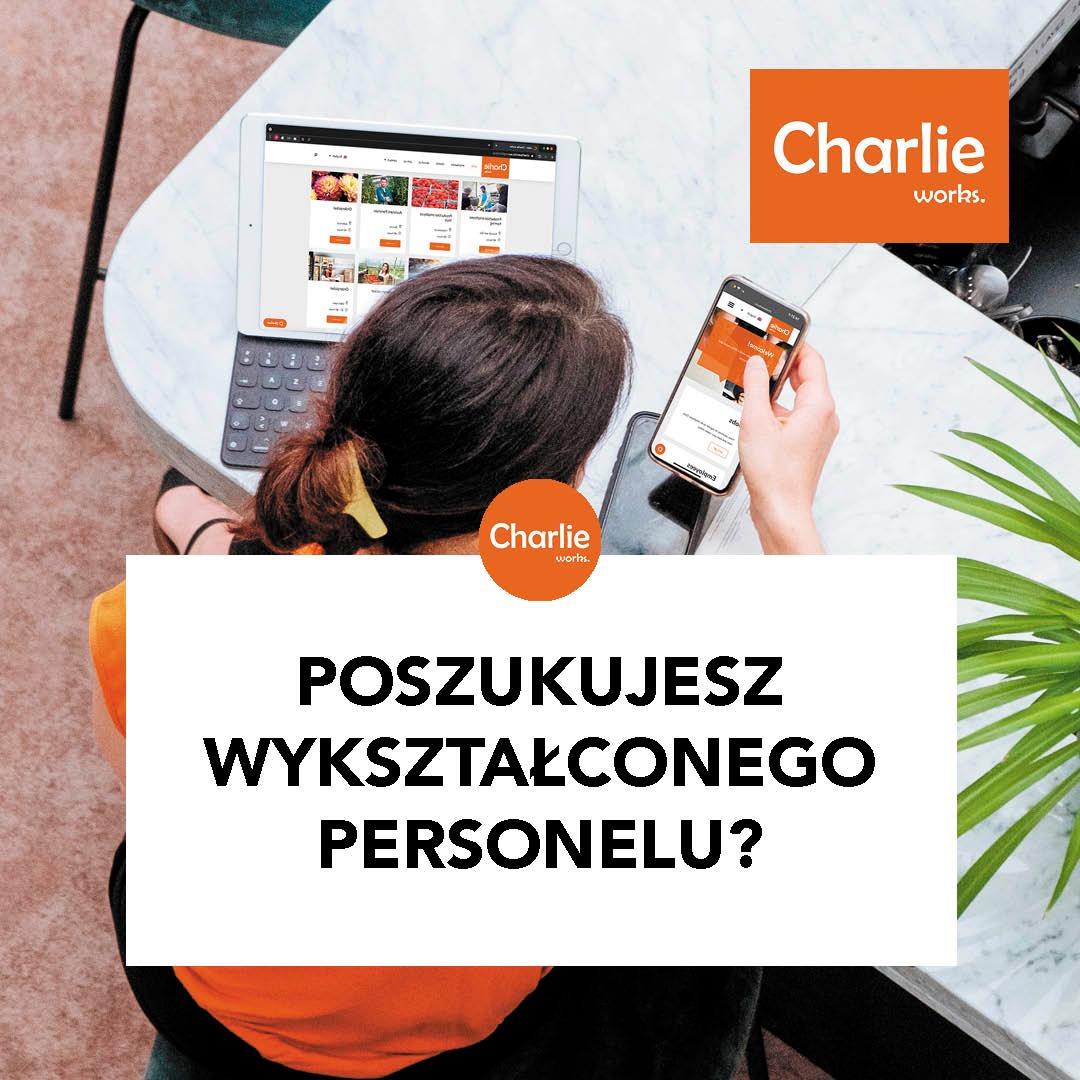 Kobieta przegląda ofertę outsourcingu na tablecie i smartfonie. Reklama pyta: Poszukujesz wykształconego personelu? Widok zza pleców, nowoczesne biuro.