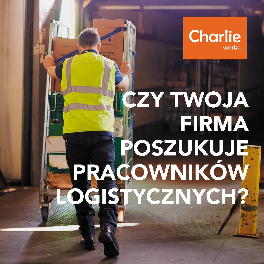Pracownik w kamizelce transportuje wózek z paczkami. Reklama firmy Charlie works. z pytaniem o poszukiwanie pracowników logistycznych.