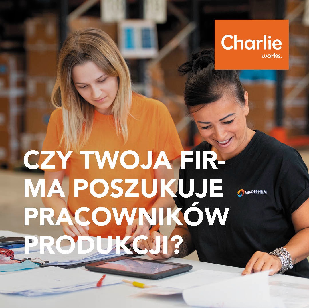 Dwie kobiety analizują dokumenty przy biurku w magazynie. Tekst: 'Czy Twoja firma poszukuje pracowników produkcji?' Logo Charlie works. i Vander Helm.