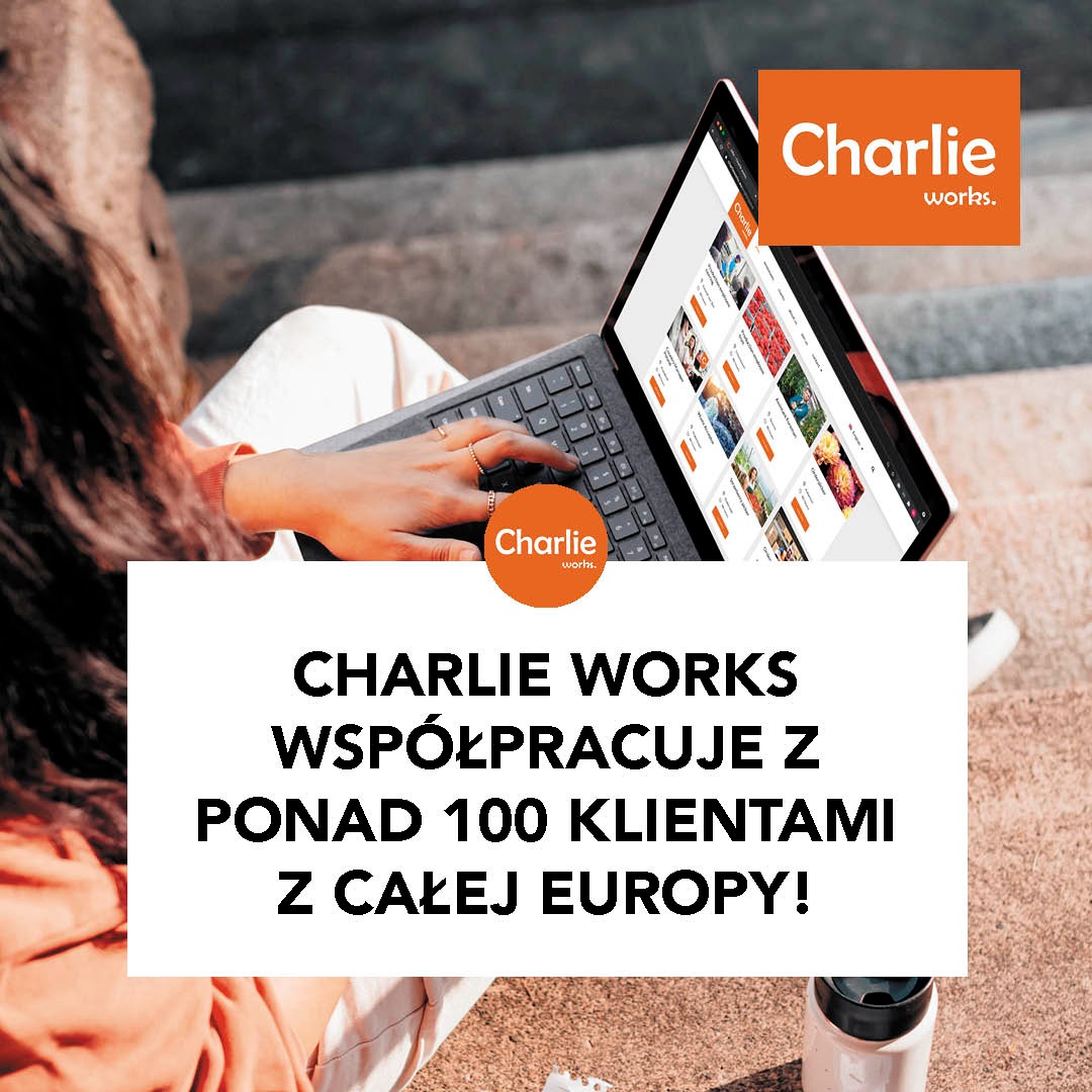 Kobieta pracuje na laptopie na schodach, prezentując ofertę Charlie Works. Widoczny ekran z portfolio i logo firmy. Tekst informuje o współpracy z ponad 100 klientami.