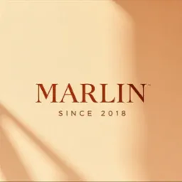 Logo firmy MARLIN z napisem 'SINCE 2018' na beżowym tle z subtelnym cieniem. Minimalistyczny design, elegancki font, ciepła kolorystyka.