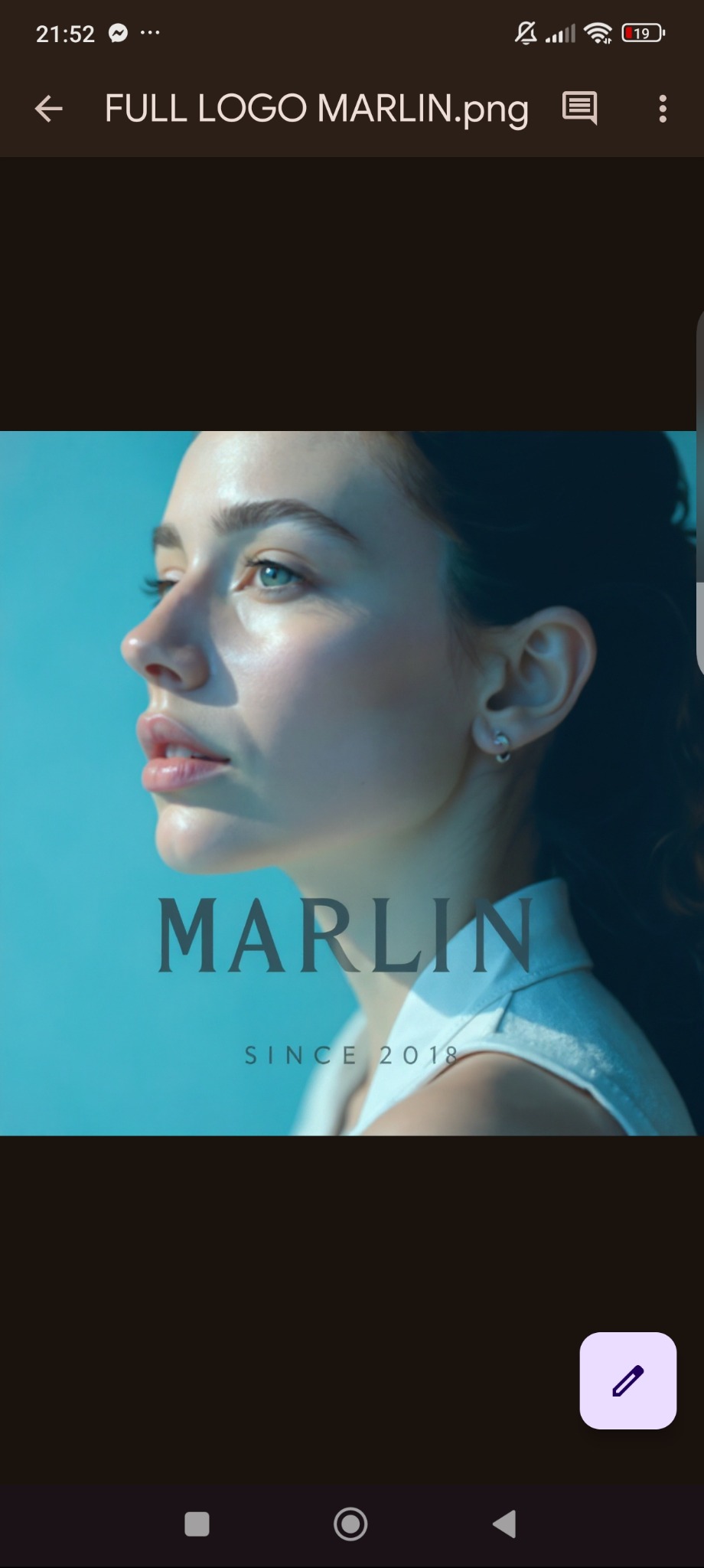 Portret kobiety z profilem na tle błękitu, z nałożonym tekstem 'MARLIN SINCE 2018'. Delikatne oświetlenie, naturalny makijaż, subtelne kolczyki.