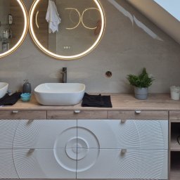 BISHORN SERGII KRAVCHENKO - Nowoczesna łazienka na poddaszu z dwoma umywalkami nablatowymi, okrągłymi lustrami z podświetleniem LED i szafką z unikalnym wzorem na frontach.