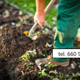 Piękna Zieleń - Osoba w zielonych spodniach kopie ziemię szpadlem. Widoczny fragment trawnika i świeżo przekopana gleba. Praca w ogrodzie.