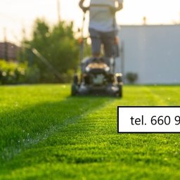 Piękna Zieleń - Świeżo skoszony trawnik z wyraźnym pasem po kosiarce. W tle osoba kosząca trawę. W prawym dolnym rogu widoczny numer telefonu.
