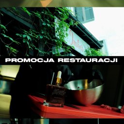 CINEMINDS. - Kreatywna promocja restauracji: zbliżenie na dłoń posypującą przyprawę, szyld restauracji Imber, buteleczka Maggi i danie tatarskie z żółtkiem i kwiatami.