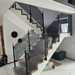 JS Welding & Renovation Jakub Siemieniec - Balustrada nierdzewna malowana proszkowo montaz do boku że szkłem podwójny grafit