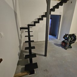 Konstrukcja schodów malowana proszkowo