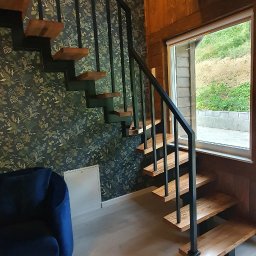 Konstrukcja schodów wraz ze stopniami oraz balustradą