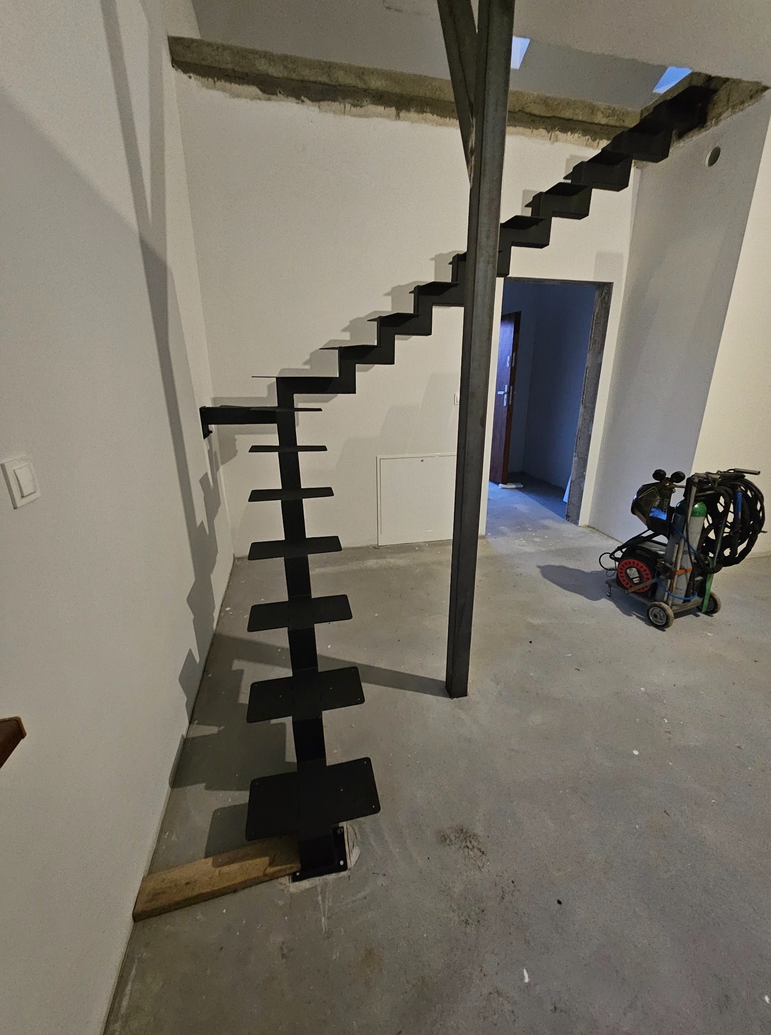 Konstrukcja schodów malowana proszkowo
