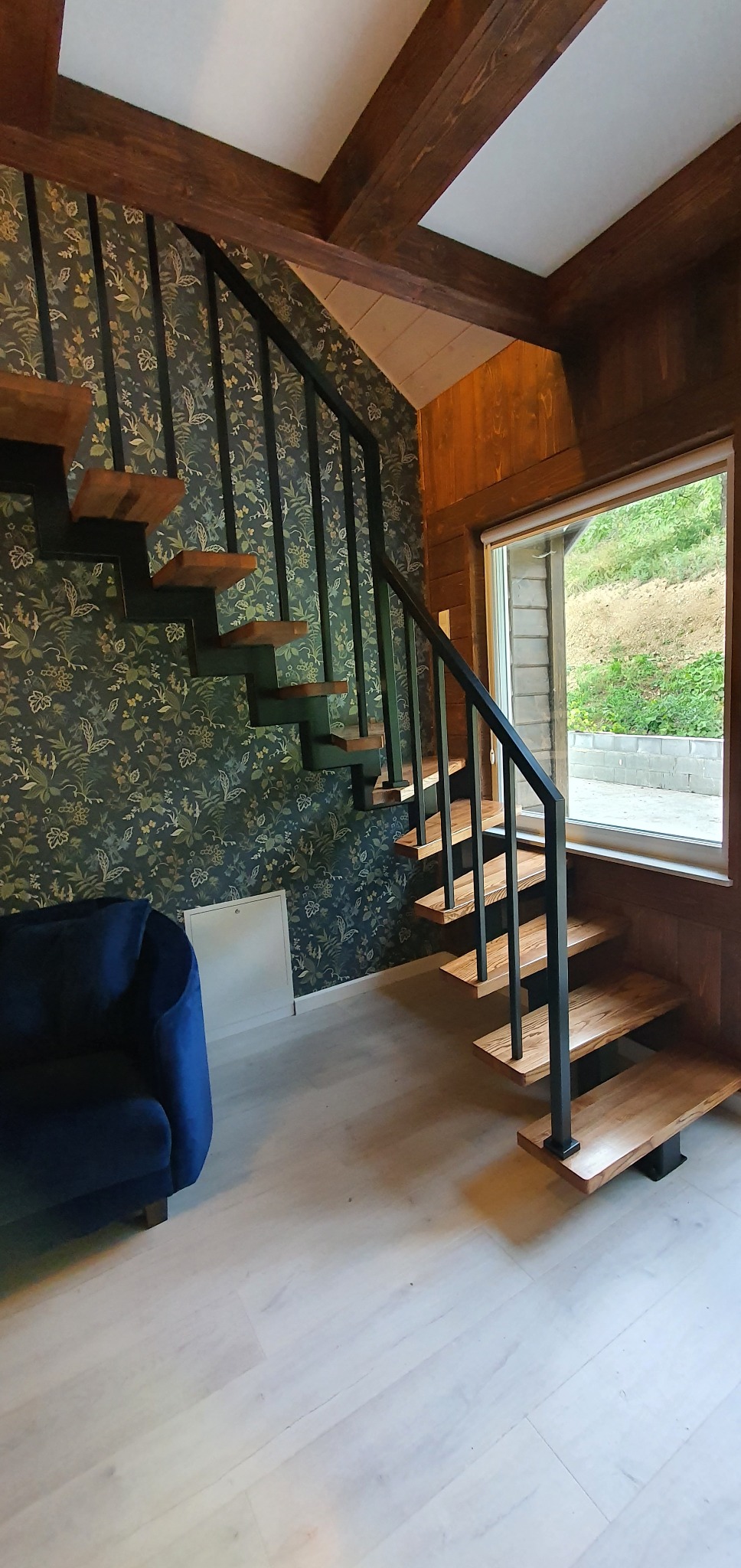 Konstrukcja schodów wraz ze stopniami oraz balustradą