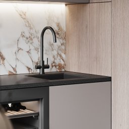 TARBAEV ARCHITECTS Eugeniusz Tarbayev - Nowoczesna kuchnia: czarna bateria, marmurowy backsplash, drewniane fronty szafek i wbudowana chłodziarka na wino Miele pod blatem.