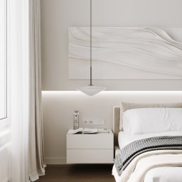 TARBAEV ARCHITECTS Eugeniusz Tarbayev - Minimalistyczna sypialnia z łóżkiem, stolikiem nocnym, lampą wiszącą i abstrakcyjnym obrazem nad wezgłowiem. Jasne, stonowane barwy i drewniana podłoga tworzą przytulny klimat.