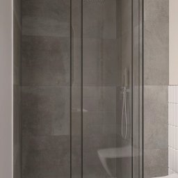 TARBAEV ARCHITECTS Eugeniusz Tarbayev - Nowoczesna kabina prysznicowa z czarnymi ramami i deszczownicą, szare płytki na ścianach, toaleta w minimalistycznym stylu. Widok na łazienkę z bliska.