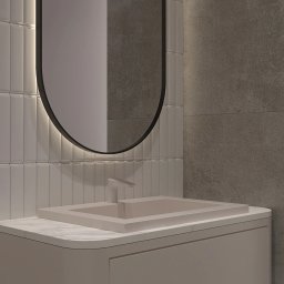 TARBAEV ARCHITECTS Eugeniusz Tarbayev - Nowoczesna łazienka: umywalka nablatowa z szafką w odcieniach beżu, okrągłe lustro z podświetleniem LED, płytki imitujące kamień i pionowe, białe płytki.