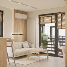 TARBAEV ARCHITECTS Eugeniusz Tarbayev - Jasne wnętrze salonu z drewnianymi akcentami: podłoga, panel ścienny, żaluzje. Beżowa sofa, stolik kawowy i balkon z roślinami w tle. Minimalistyczne oświetlenie.