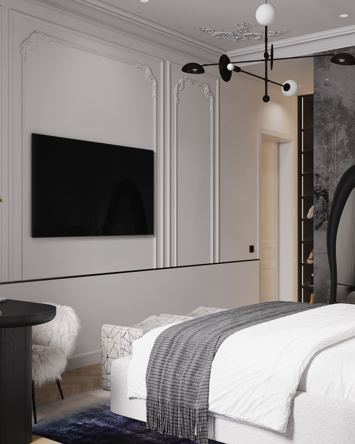 Elegancka sypialnia w bieli i szarości: łóżko z narzutą, telewizor na ścianie z dekoracyjnymi panelami, designerska lampa sufitowa i puszyste krzesło.