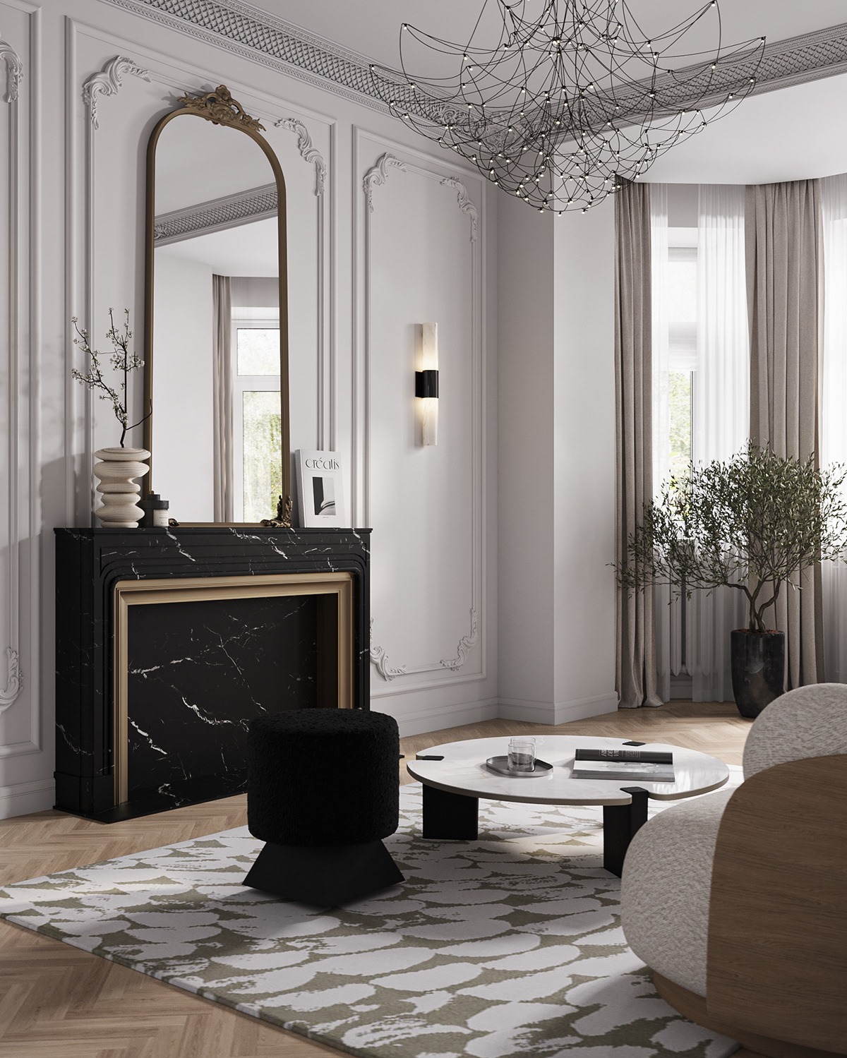 Elegancki salon w stylu klasycznym: czarny marmurowy kominek, lustro w złotej ramie, nowoczesny żyrandol i wzorzysty dywan. Stonowana kolorystyka, dbałość o detale.