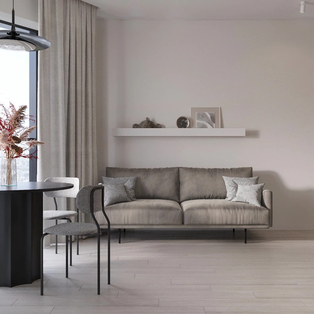 Neutralny salon z szarą sofą, minimalistyczną półką i czarnym stołem z bukietem. Stonowana kolorystyka, duże okno z zasłoną. Nowoczesne krzesła z metalową ramą.