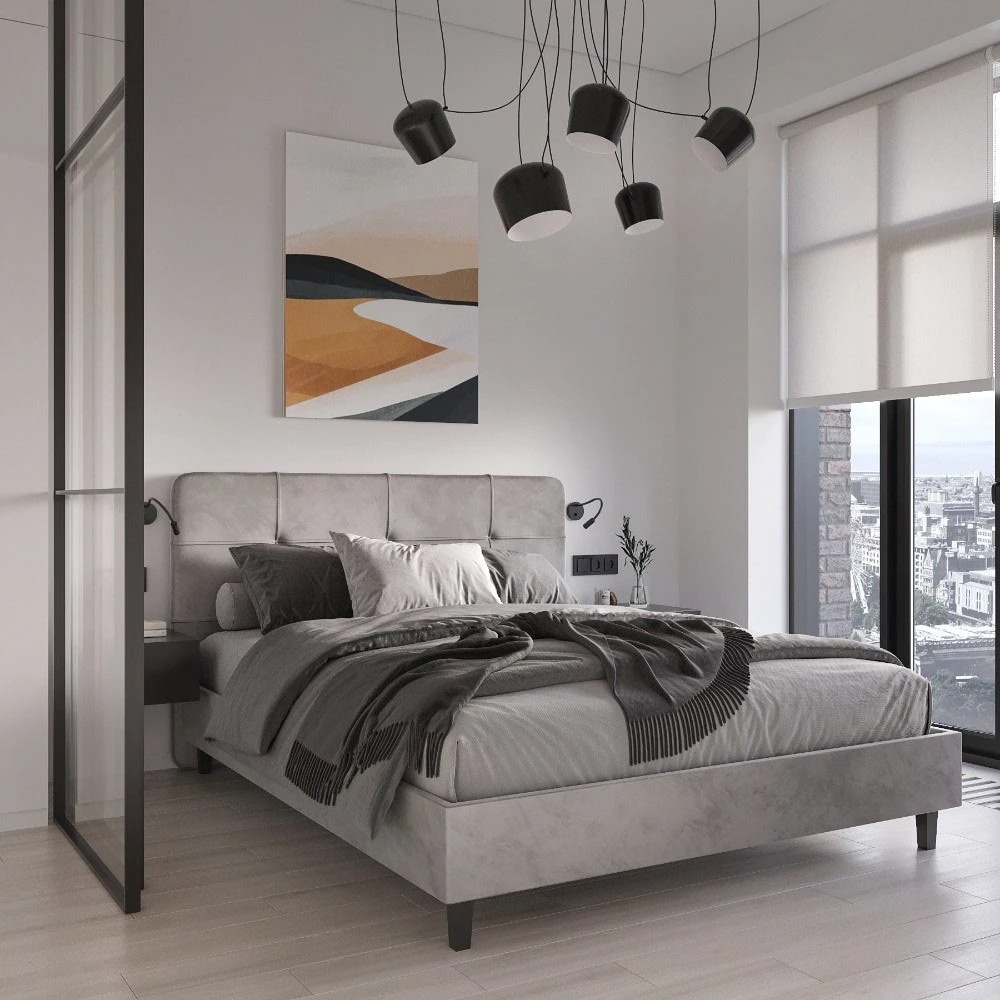 Nowoczesna sypialnia z szarą tapicerowaną ramą łóżka, abstrakcyjnym obrazem na ścianie i lampami wiszącymi. Widok na miasto przez okno.