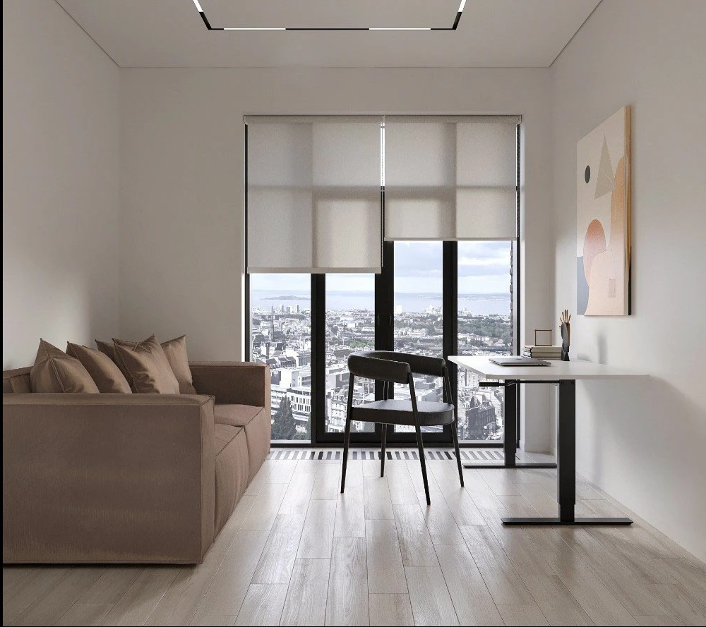 Minimalistyczny pokój z brązową sofą, biurkiem przy oknie z widokiem na miasto i roletami. Obraz na ścianie dodaje koloru.