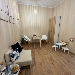 E.J.M. CONSULTING SPÓŁKA Z OGRANICZONĄ ODPOWIEDZIALNOŚCIĄ - Jasne, przytulne biuro z drewnianą podłogą. W tle biurko, krzesła i szafa. Na pierwszym planie stolik z przekąskami i napojami. Na ścianach obrazy z motywem flamingów.