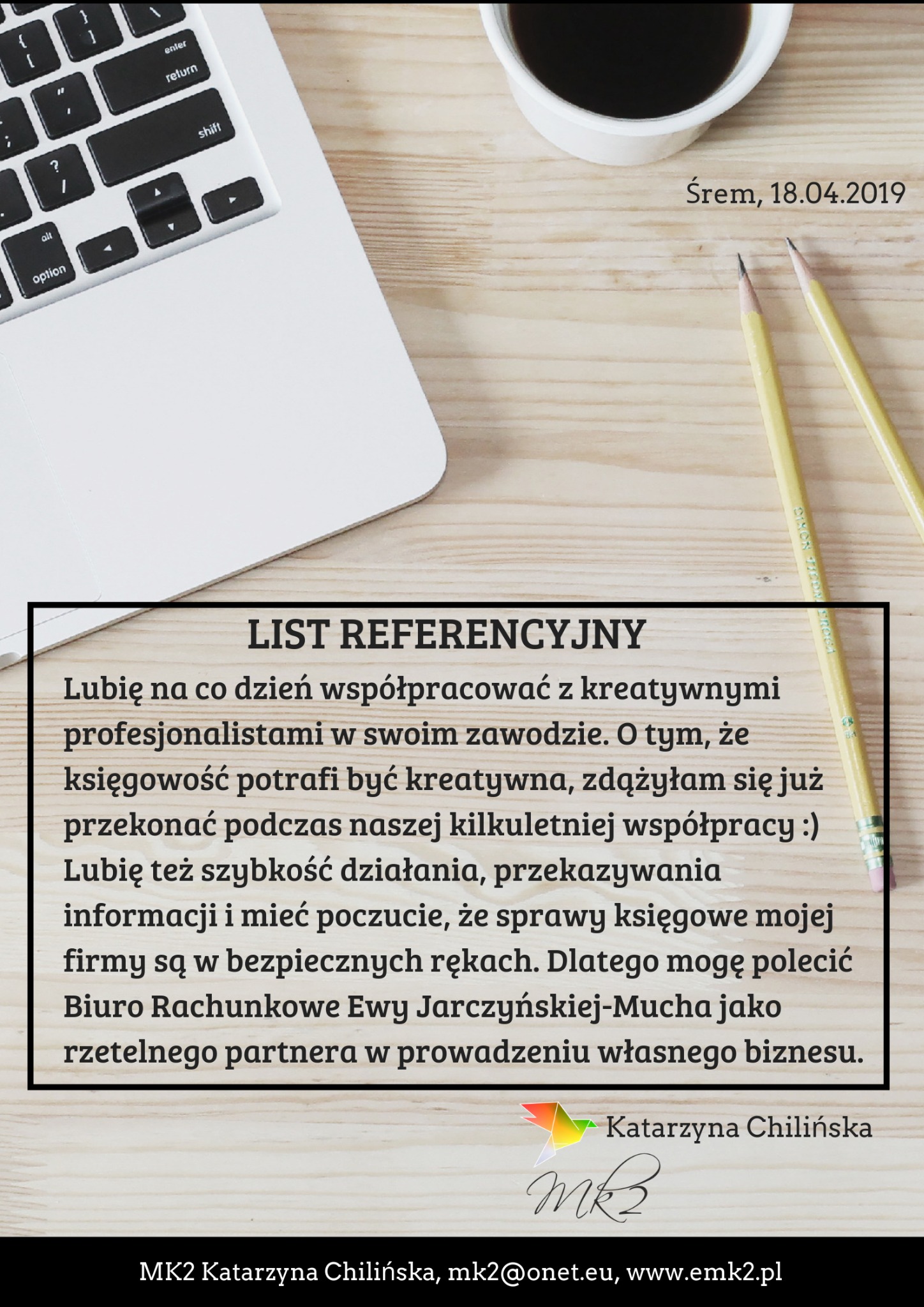 Referencje biura rachunkowego MK2 Katarzyny Chilińskiej z Śremu, 18.04.2019. Na biurku laptop, kawa i ołówki. List polecający usługi.