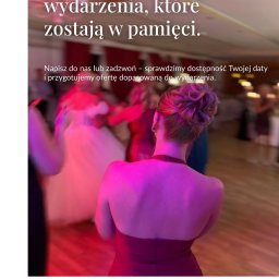 OLSOUND Wiktor Olszewski - Goście weselni w tańcu, oświetleni różowym światłem, widziani zza pleców kobiety w bordowej sukience. Tekst: Tworzymy wydarzenia, które zostają w pamięci.