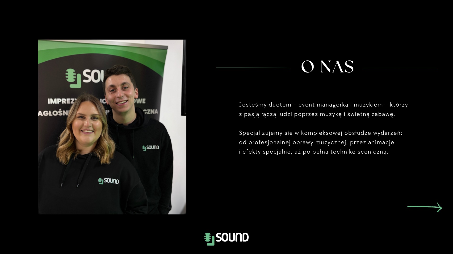 Uśmiechnięty duet eventowy w czarnych bluzach z logo firmy na tle baneru reklamowego z napisem 'O nas' i ofertą: muzyka, animacje, efekty specjalne.