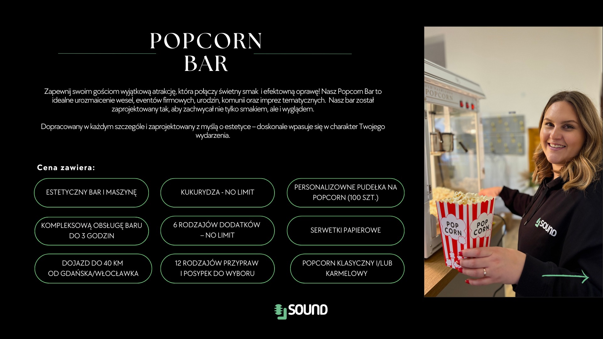 Uśmiechnięta kobieta w czarnej bluzie z logo firmy SOUND trzyma pudełko popcornu na tle maszyny do popcornu. Oferta Popcorn Bar na imprezy.