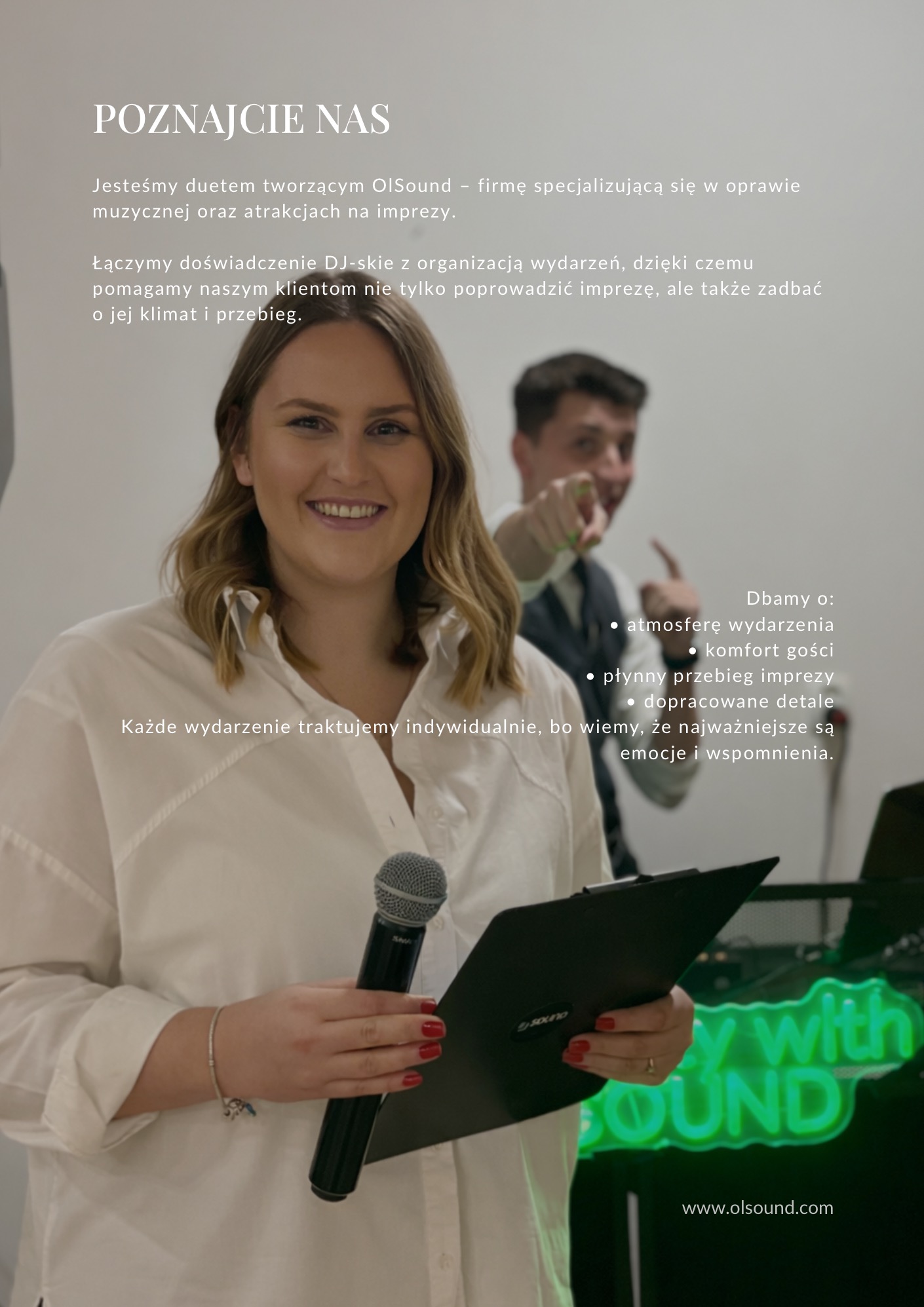 Prezenterka z mikrofonem i clipboardem, w tle DJ wskazujący palcem, neonowe logo OlSound. Profesjonalna oprawa muzyczna i atrakcje na imprezy.