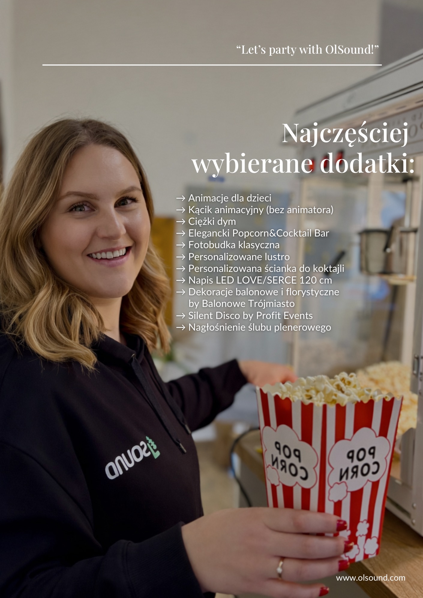 Uśmiechnięta kobieta z popcornem na tle listy dodatków eventowych, w tym animacji dla dzieci i fotobudki, z logo Olsound na bluzie. Atrakcje na imprezę.