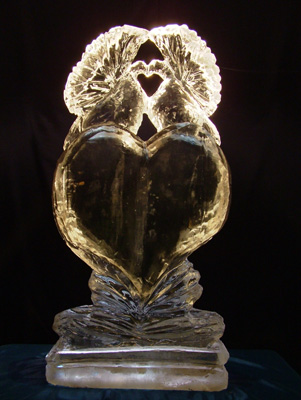 Lodowa rzeźba przedstawiająca dwa gołębie tworzące serce skrzydłami, wykonana przez firmę z Sosnowca.