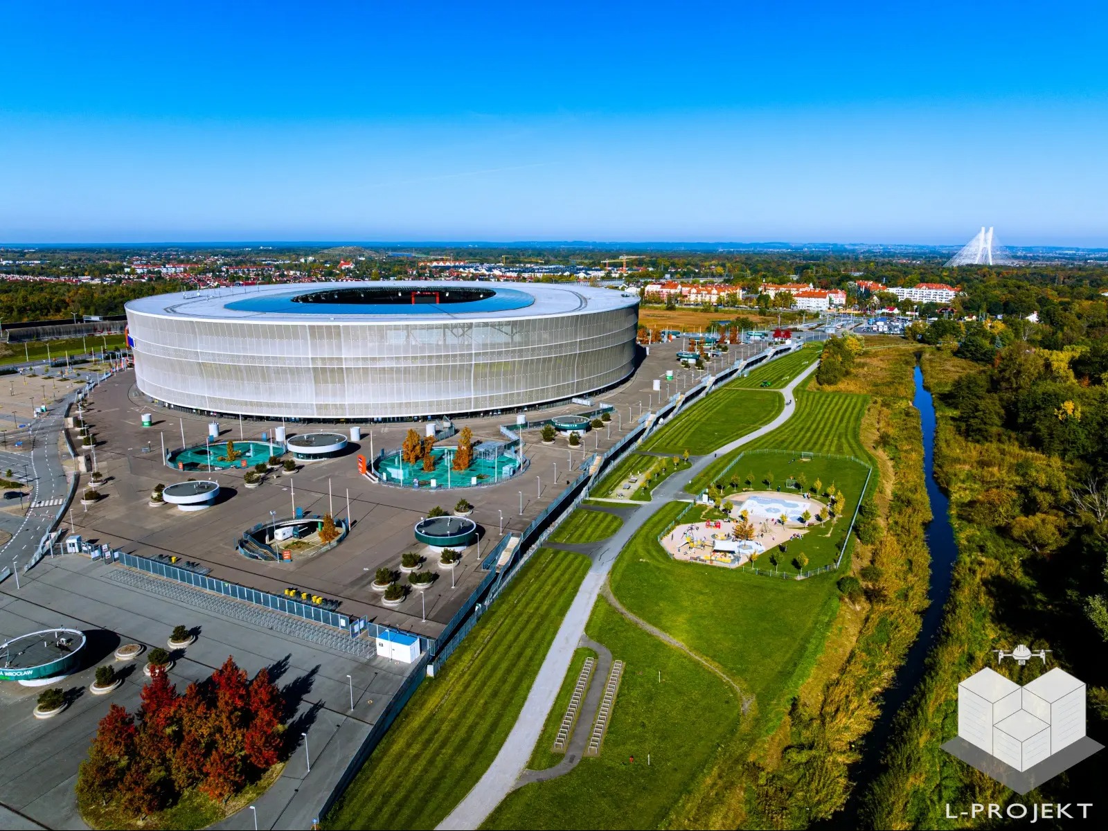 Zdjęcie z drona stadionu miejskiego we Wrocławiu, z parkiem i rzeką. W tle widoczny most Rędziński. Wykonano w Strzelcach Opolskich.
