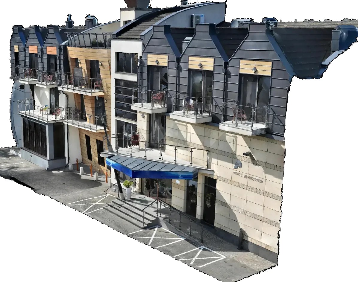 Wizualizacja 3D fasady hotelu z balkonami i wejściem, ukazana z perspektywy żabiej, z widocznymi detalami architektonicznymi i otoczeniem.