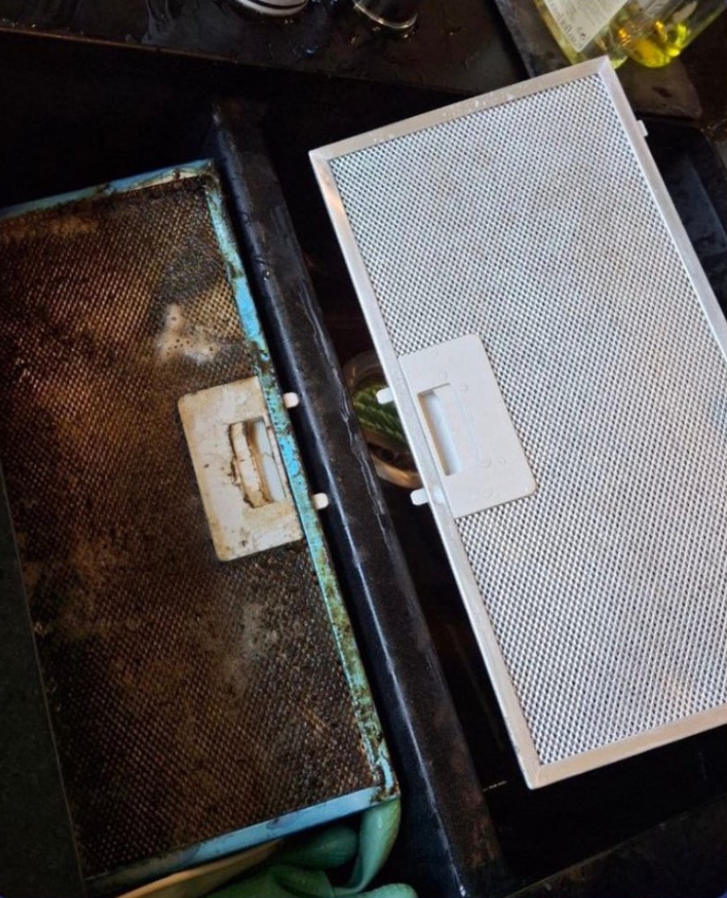 Filtr okapu kuchennego: po lewej silnie zabrudzony, po prawej czysty, po umyciu. Widoczne resztki tłuszczu i brudu na starym filtrze, kontrast z nowym.