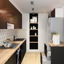 TMSYS sp. z o.o. - Nowoczesna kuchnia w czerni i drewnie: geometryczne płytki, minimalistyczne półki, stalowa lodówka i akcent kawowy na ścianie.