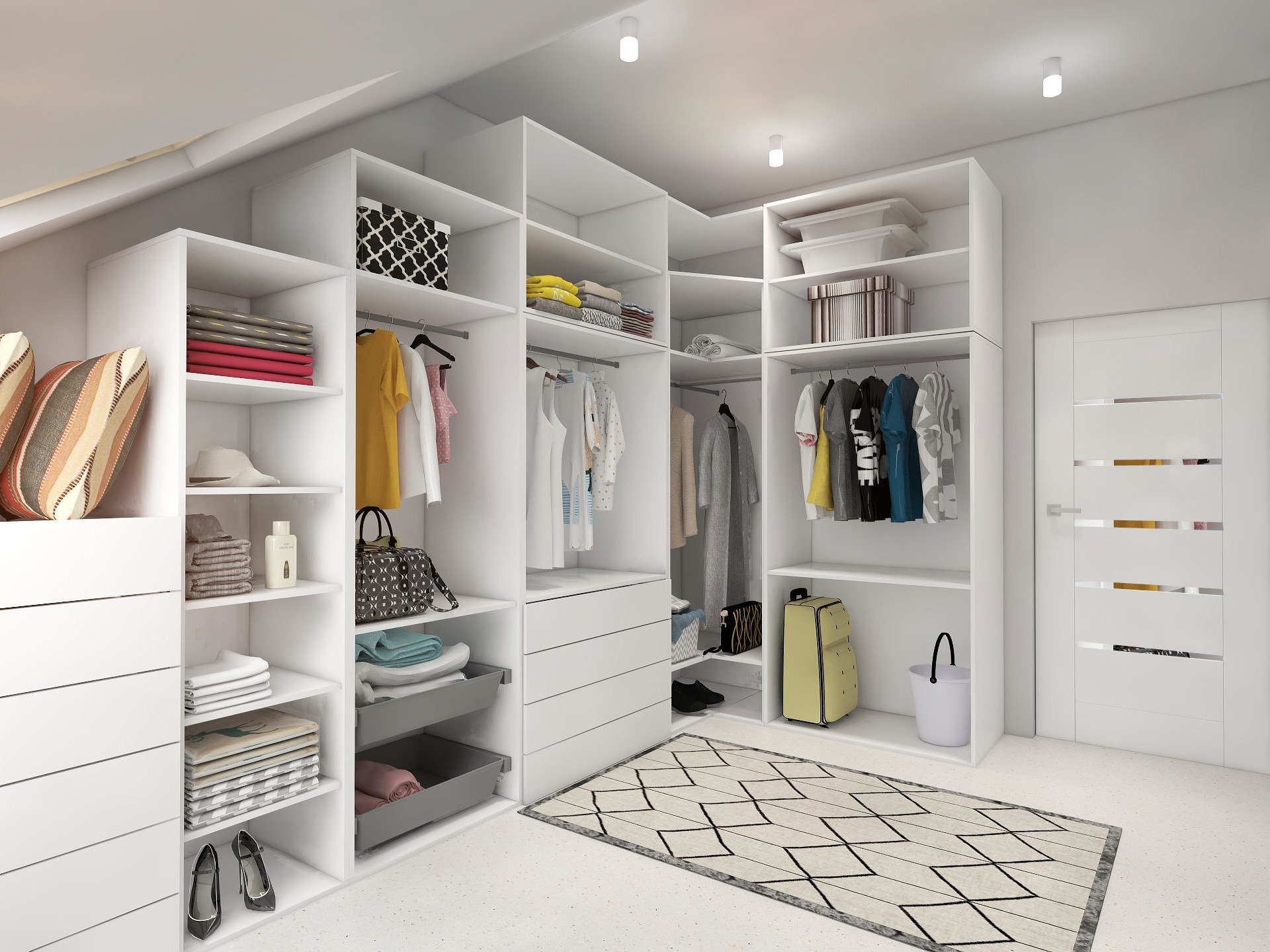 Jasne, nowoczesne wnętrze garderoby na poddaszu ze skośnym sufitem. Białe szafy z półkami, szufladami i wieszakami. Na podłodze wzorzysty dywan.