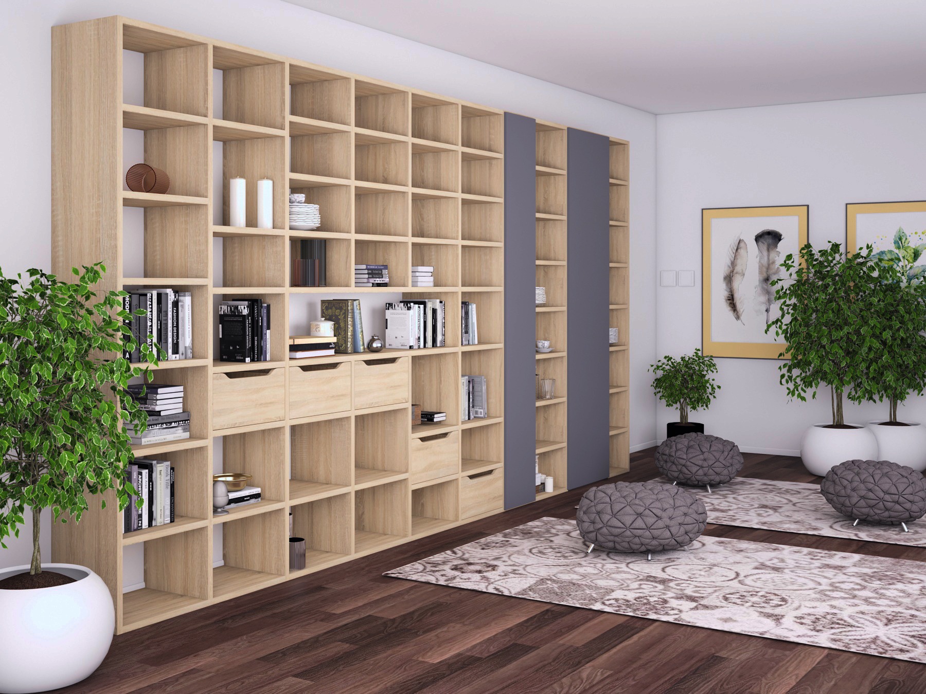 Regał z jasnego drewna z półkami i szufladami wypełnionymi książkami i dekoracjami. Wnętrze dopełniają rośliny w białych donicach i pufy na wzorzystym dywanie.