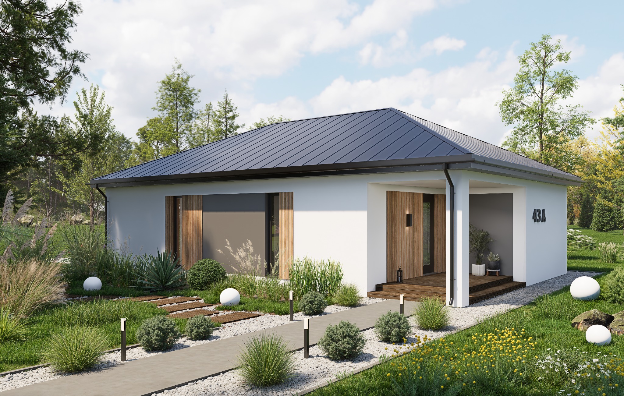 Nowoczesny, parterowy dom z ciemnym dachem i białymi ścianami. Ogród z ścieżką, oświetleniem i dekoracyjnymi kulami. Widoczne drewniane elementy wykończenia.